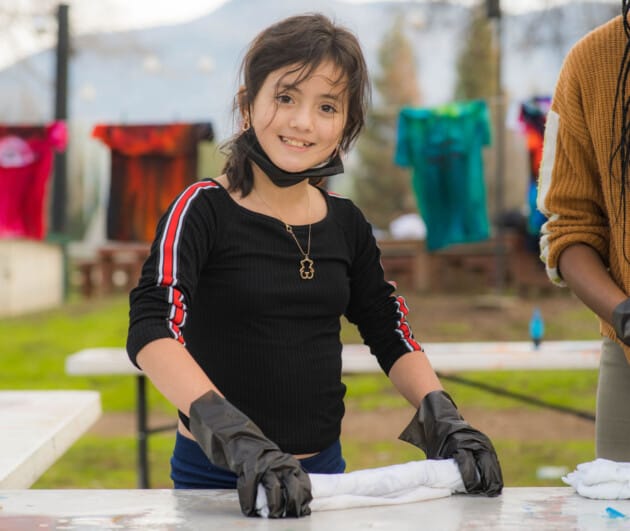 Camper tie dying a shirt.